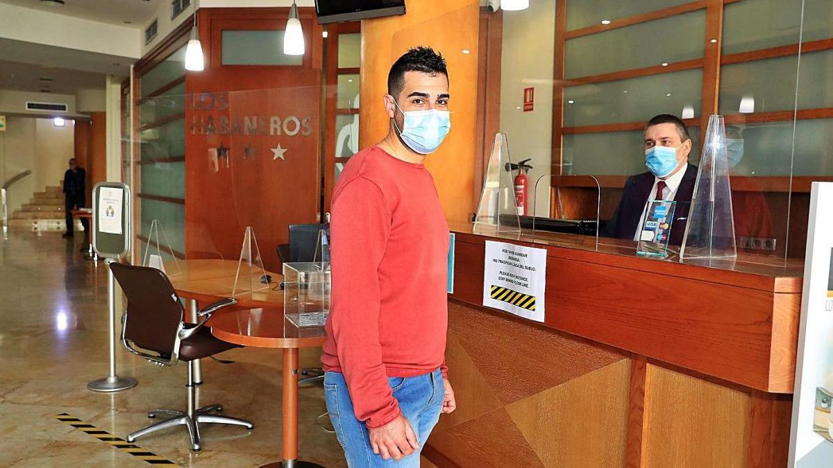 Edgar del Águila es un auxiliar de enfermería del Rosell que se está alojando en un hotel.