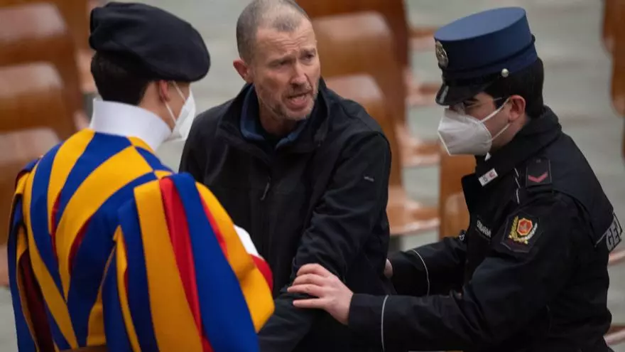 VÍDEO: Un home interromp a crits a l'audiència general del papa Francesc