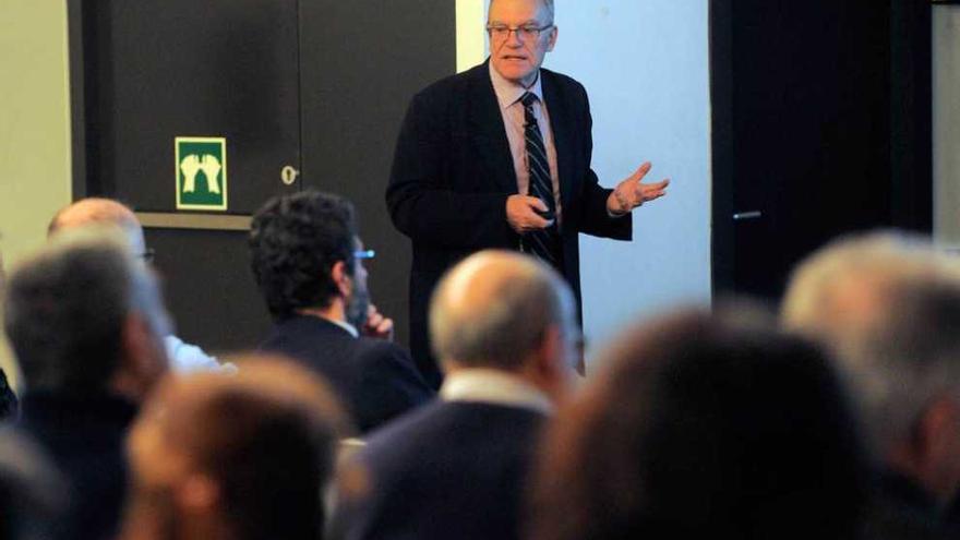 Esteban Domingo Solans, ayer, en el Club Prensa Asturiana de LA NUEVA ESPAÑA.