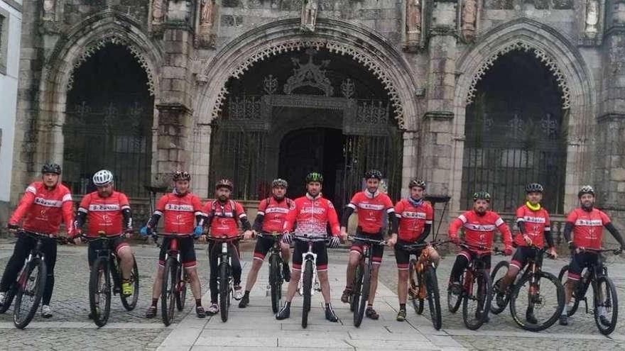 Los once ciclistas que estos días recorren el Camiño da Geira e dos Arrieiros, a primera hora del jueves, en Braga.