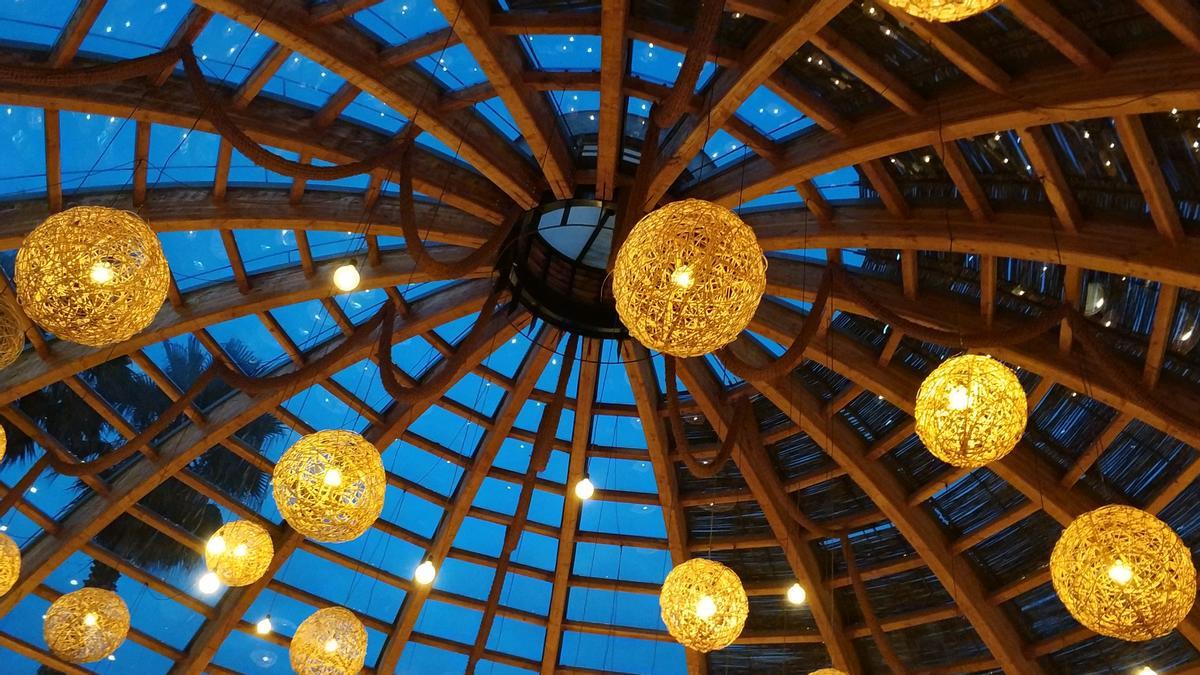 La cúpula iluminada de Mas Marroch.