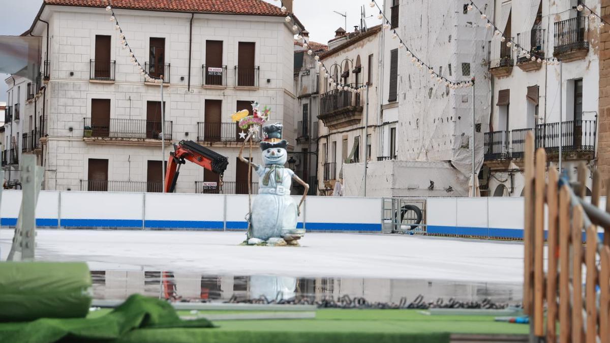 Pista de patinaje sobre hielo en la plaza Mayor de Cáceres.