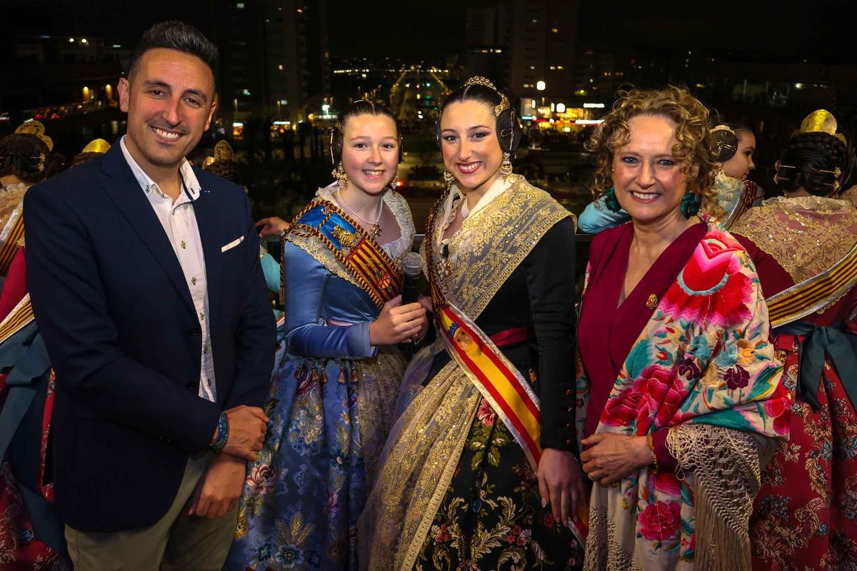 La alcaldesa Folgado y el edil Sánchez con las falleras mayores, Andrea Adelantado y Sara Magán.