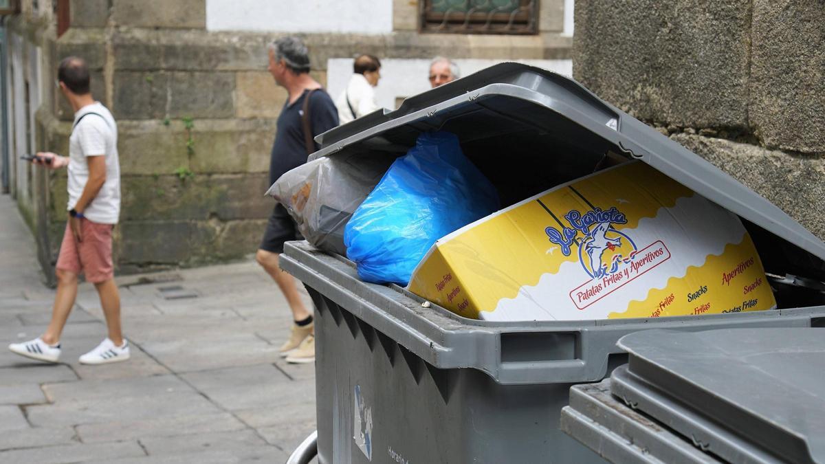 Contedores do lixo na zona vella de Santiago de Compostela