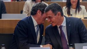 El presidente de la CEOE, Antonio Garamendi, con el jefe del Ejecutivo en funciones, Pedro Sánchez.