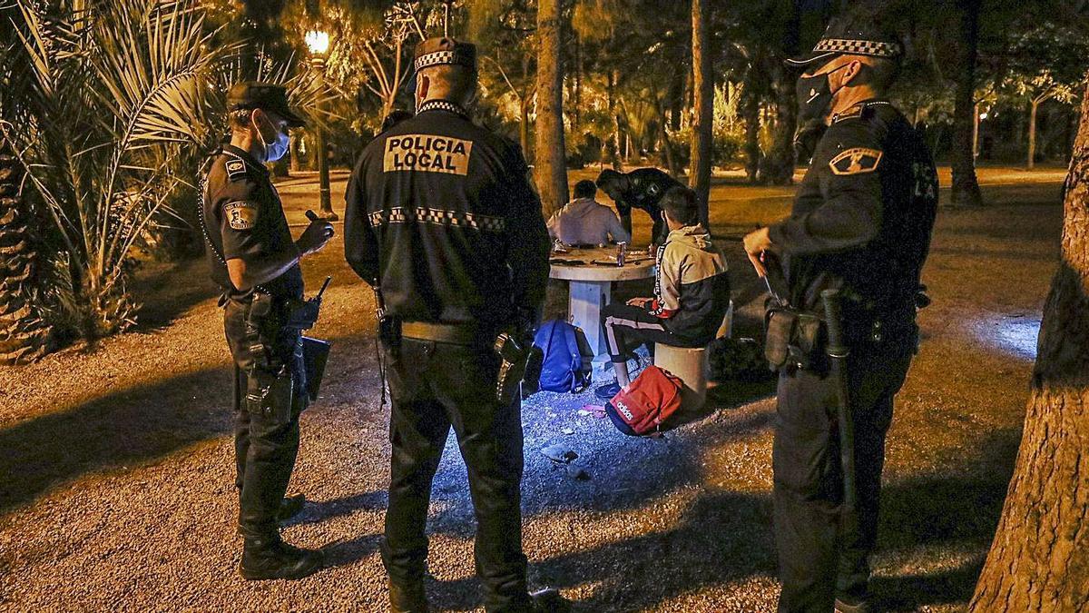 Agentes de la Policía Local de Elche intervienen durante un botellón de jóvenes. | ANTONIO AMORÓS