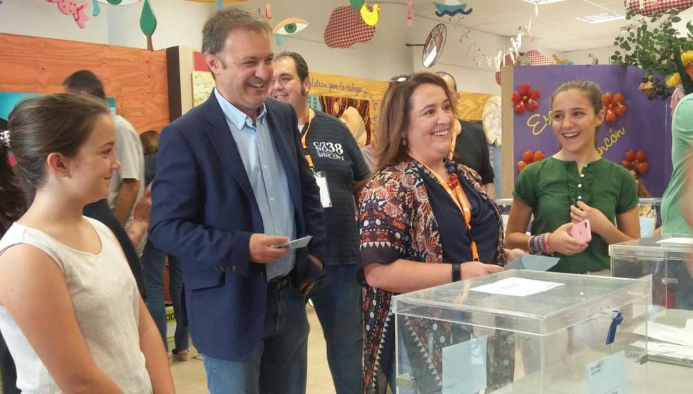 Votan los principales protagonistas de las elecciones municipales en Alicante.