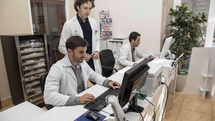 Farmacéuticos supervisando la venta de medicinas por internet. // Cristina Graña