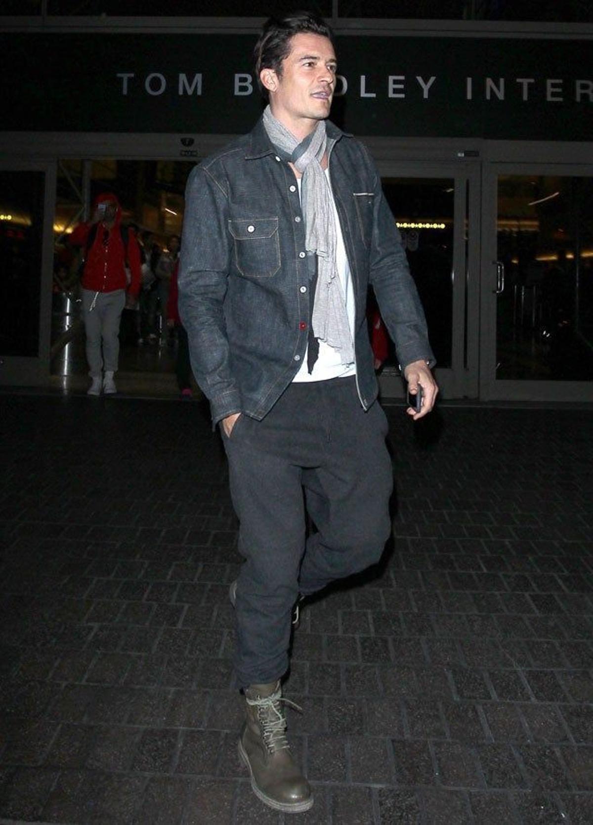 Orlando Bloom con un look cómodo a su llegada al aeropuerto de Los Ángeles