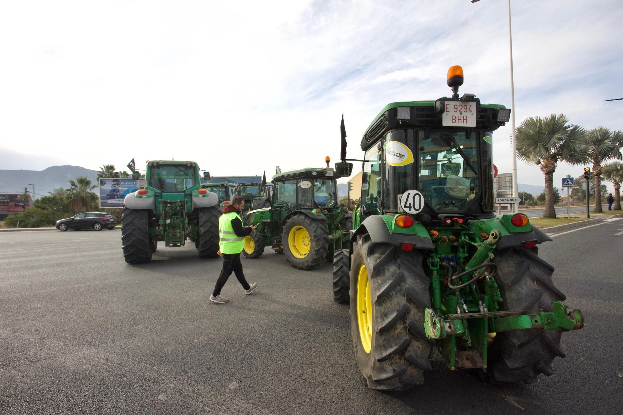 Las imágenes de la protesta de agricultores que ha colapsado el tráfico en Murcia