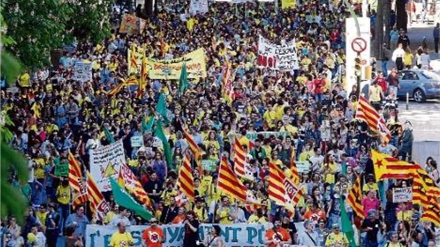 Les protestes contra Wert i Irene Rigau protagonitzen la manifestació de Girona