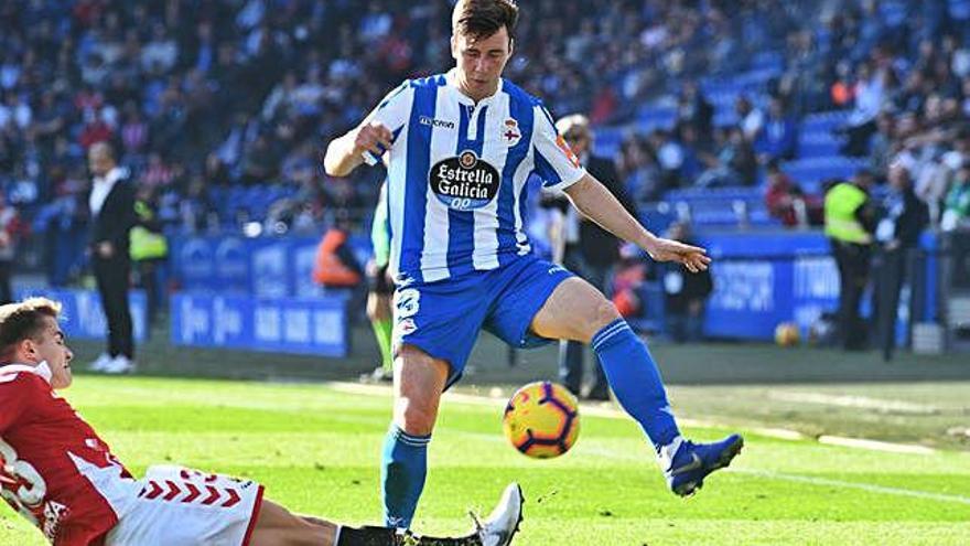 Saúl con el balón en el partido ante el Nàstic en Riazor.