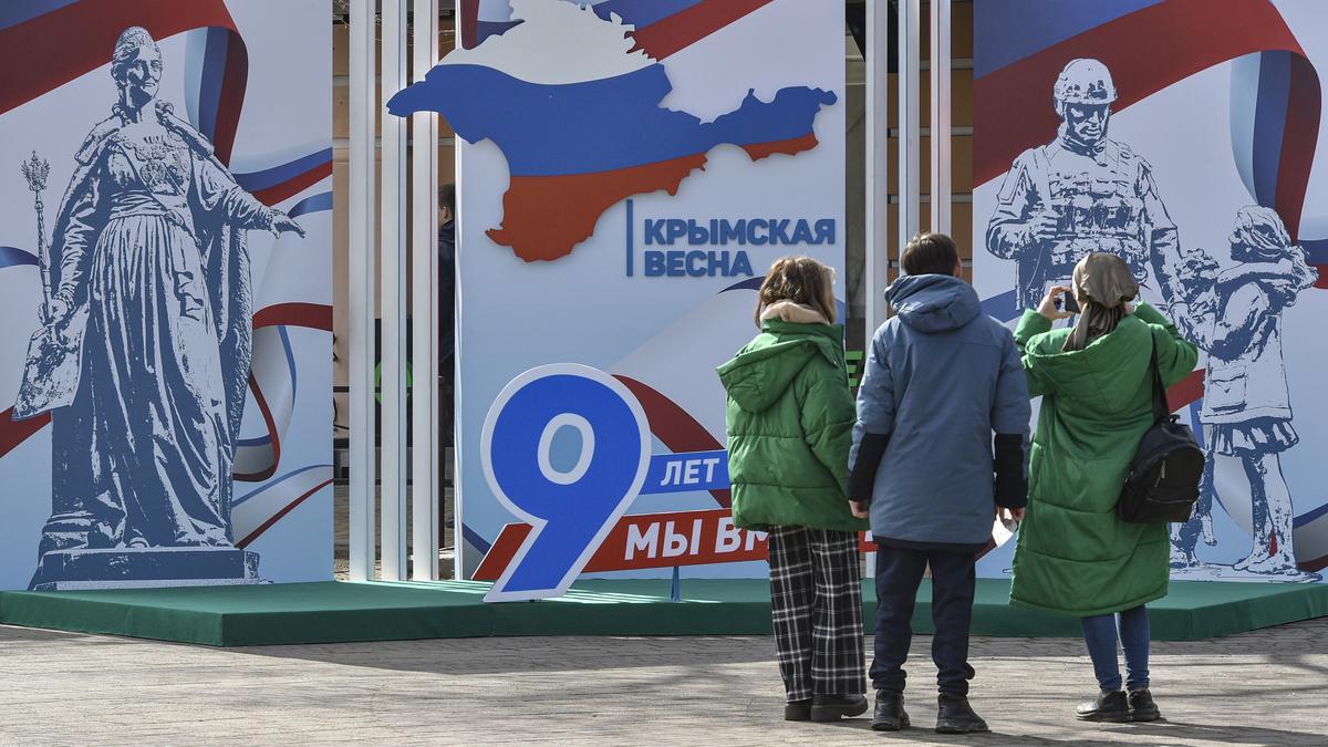 Un cartel celebra el aniversario de la ocupación rusa de Crimea en Simferopol.