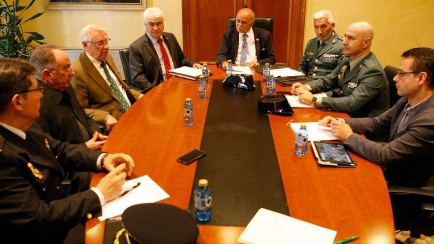 Reunión de subdelegado, alcalde de Alcañices, Obispado y Guardia Civil, ayer en la Subdelegación.