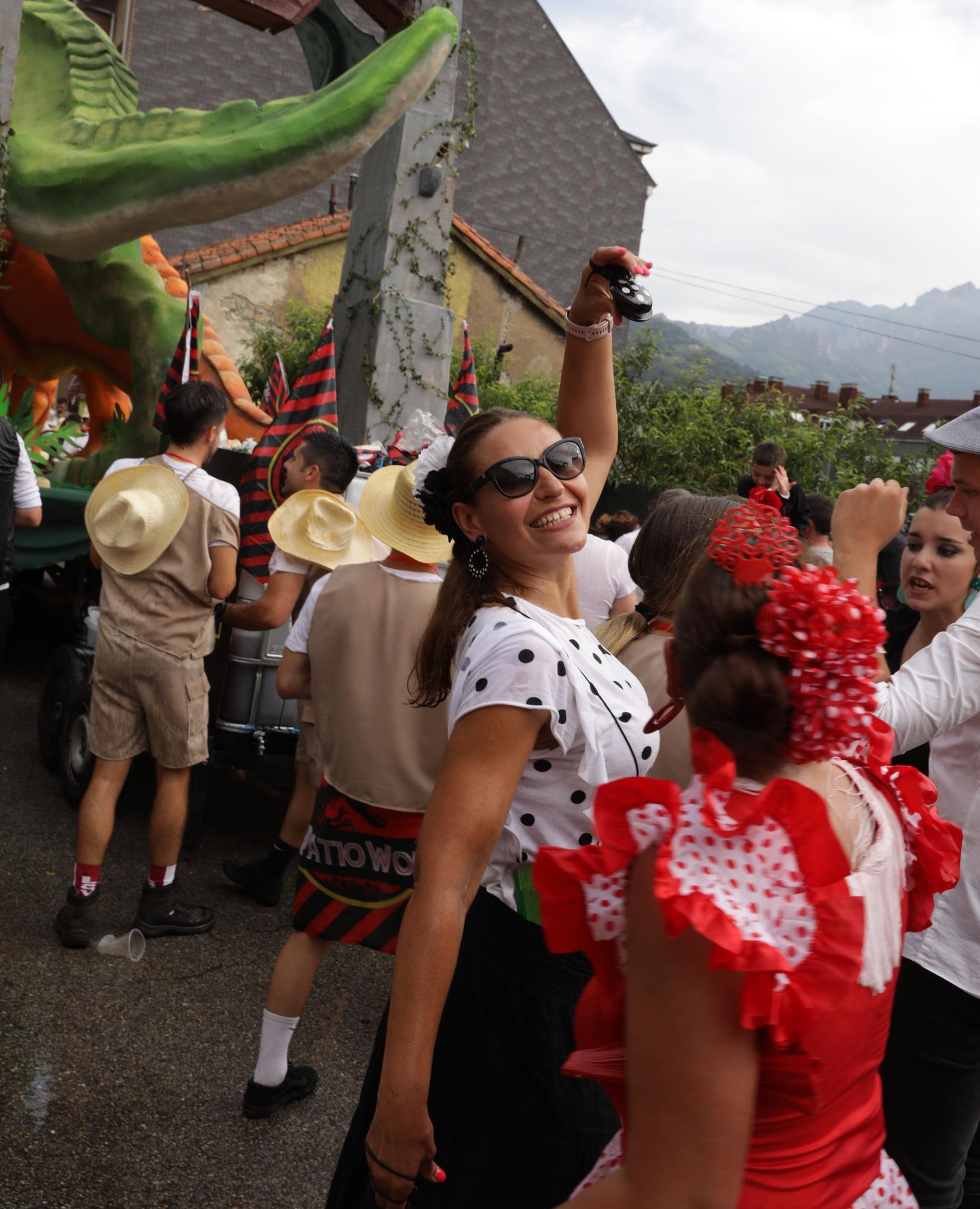 EN IMÁGENES: Cuarenta barcos y 6.000 "marineros" en un Descenso Folklórico del Nalón con mucho ritmo