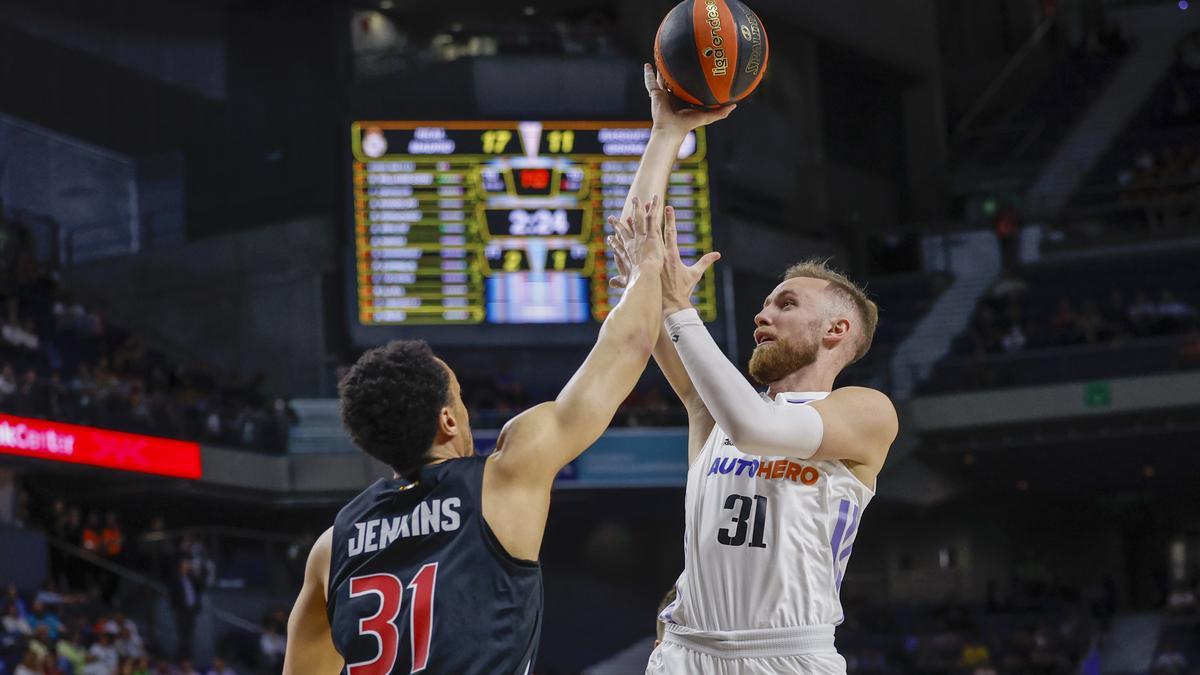 Jenkins en una acció durant el partit contra el Reial Madrid.