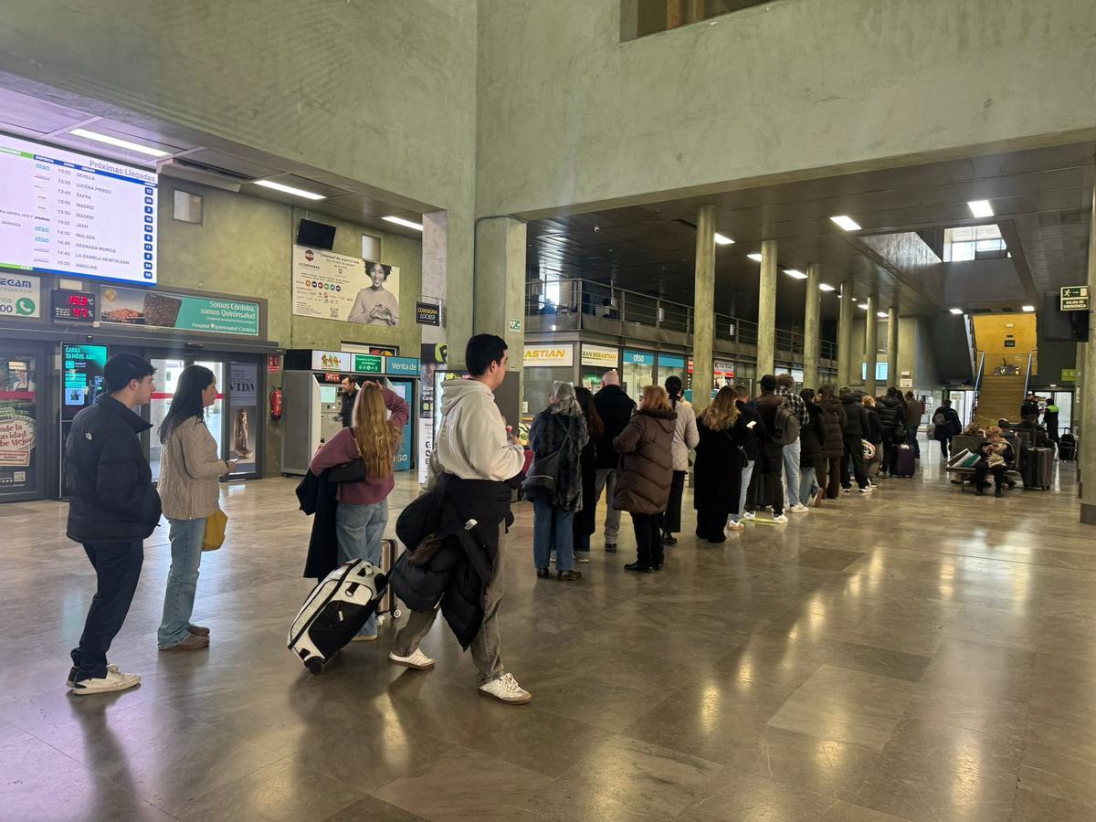 Pasajeros en la estación de autobuses de Córdoba.