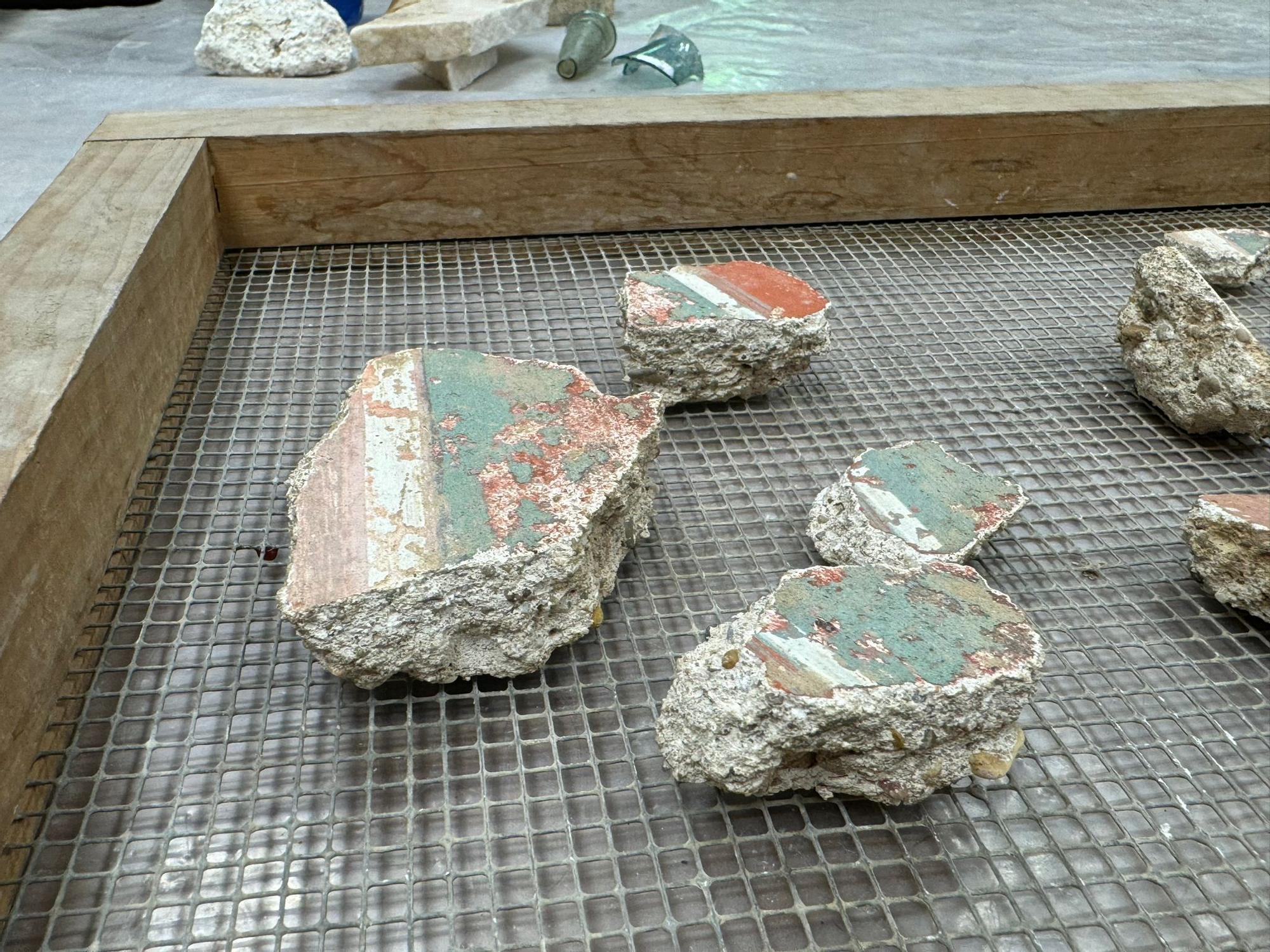 Estos son materiales encontrados bajo la plaza de San Miguel