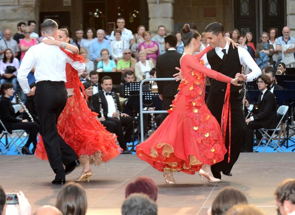 La banda toca, los campeones bailan