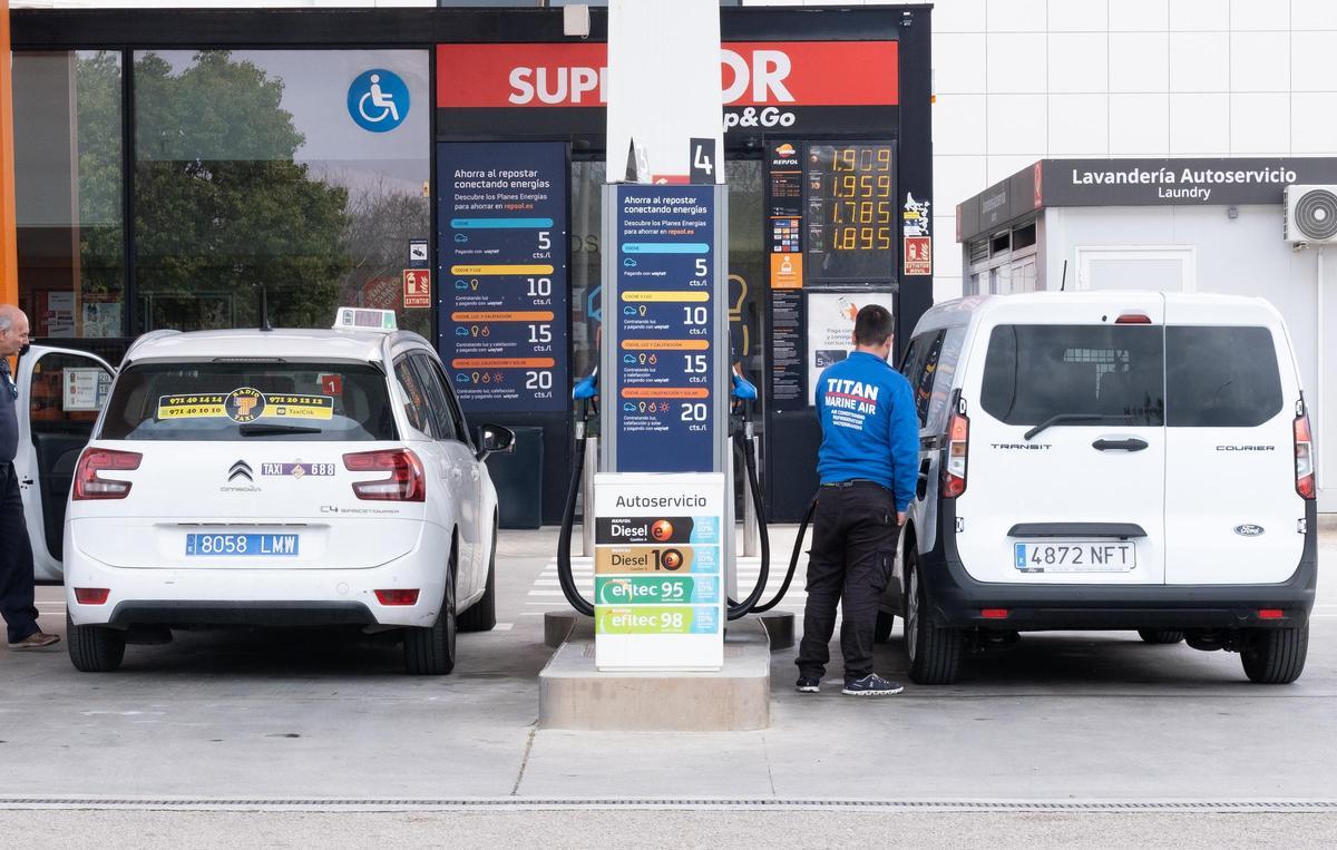 Dos coches repostan en una estación de servicio de Camí dels Reis