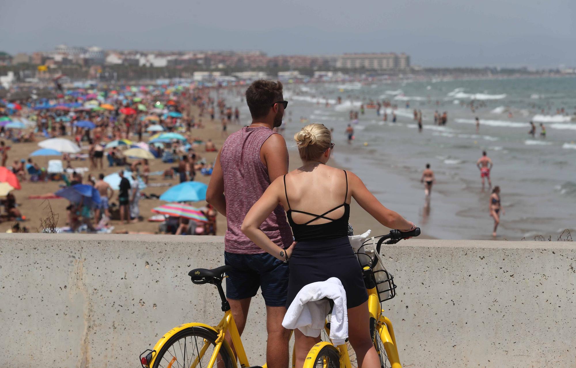 La playa y las terrazas, de nuevo, llenas