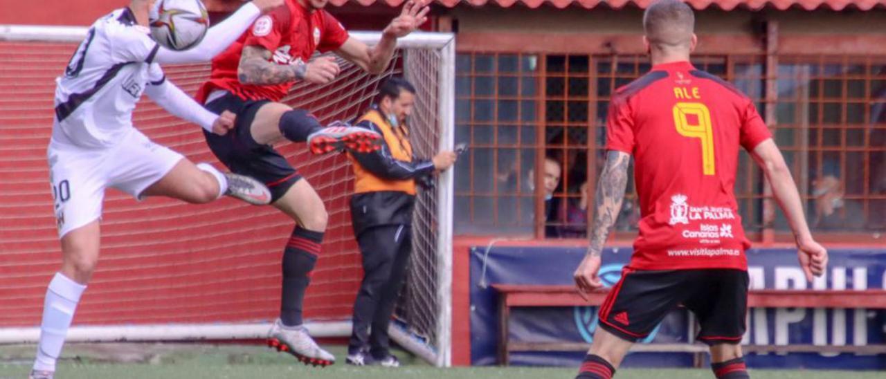 Óscar González pelea por un balón en un partido anterior. | | JOSÉ AYUT