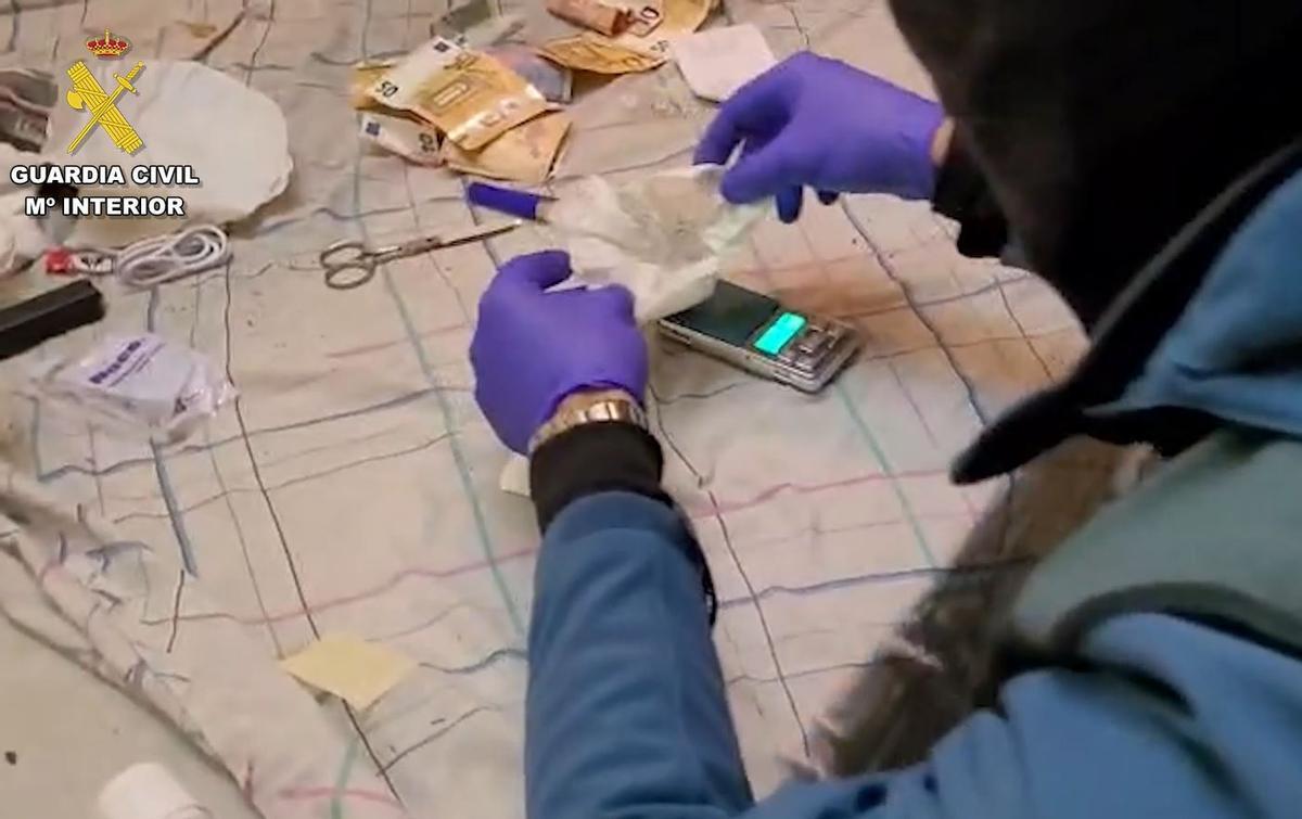 Un agente pesa cocaína en una balanza de precisión.