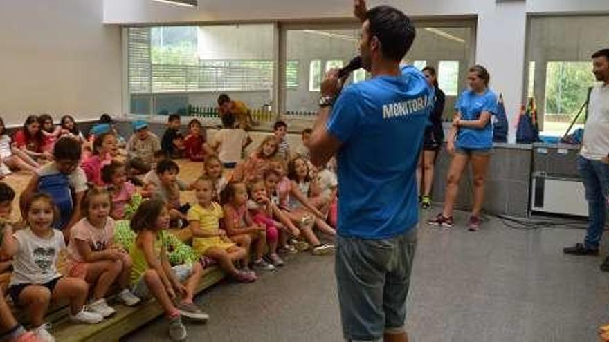 Visita de Arévalo y Augusto al campamento de verano. // D. P.