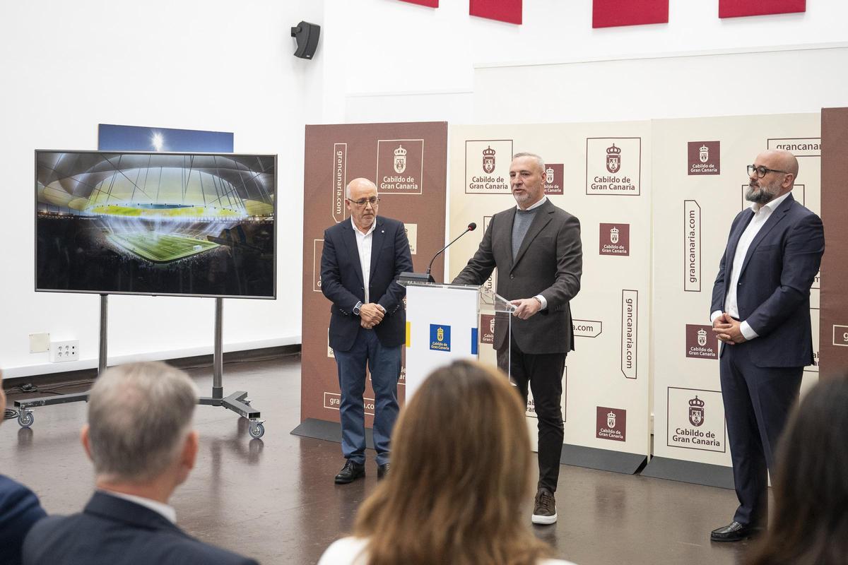 El presidente de la UD Las Palmas, Miguel Ángel Ramírez, junto al presidente del Cabildo de Gran Canaria, Antonio Morales, y el consejero de Deportes, Aridany Romero.