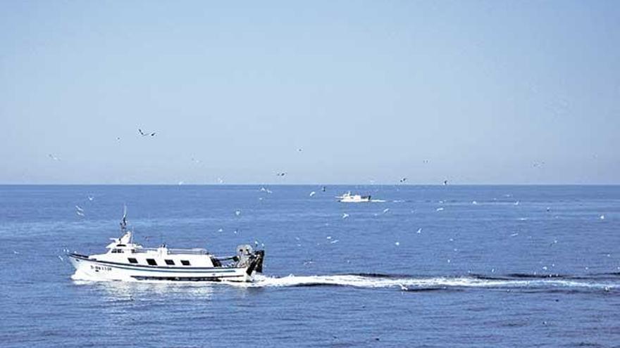 Barco de pesca de arrastre en plena navegación.