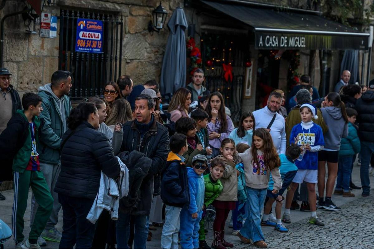 Cambados despide el año con miles de pisadas... y disfraces navideños