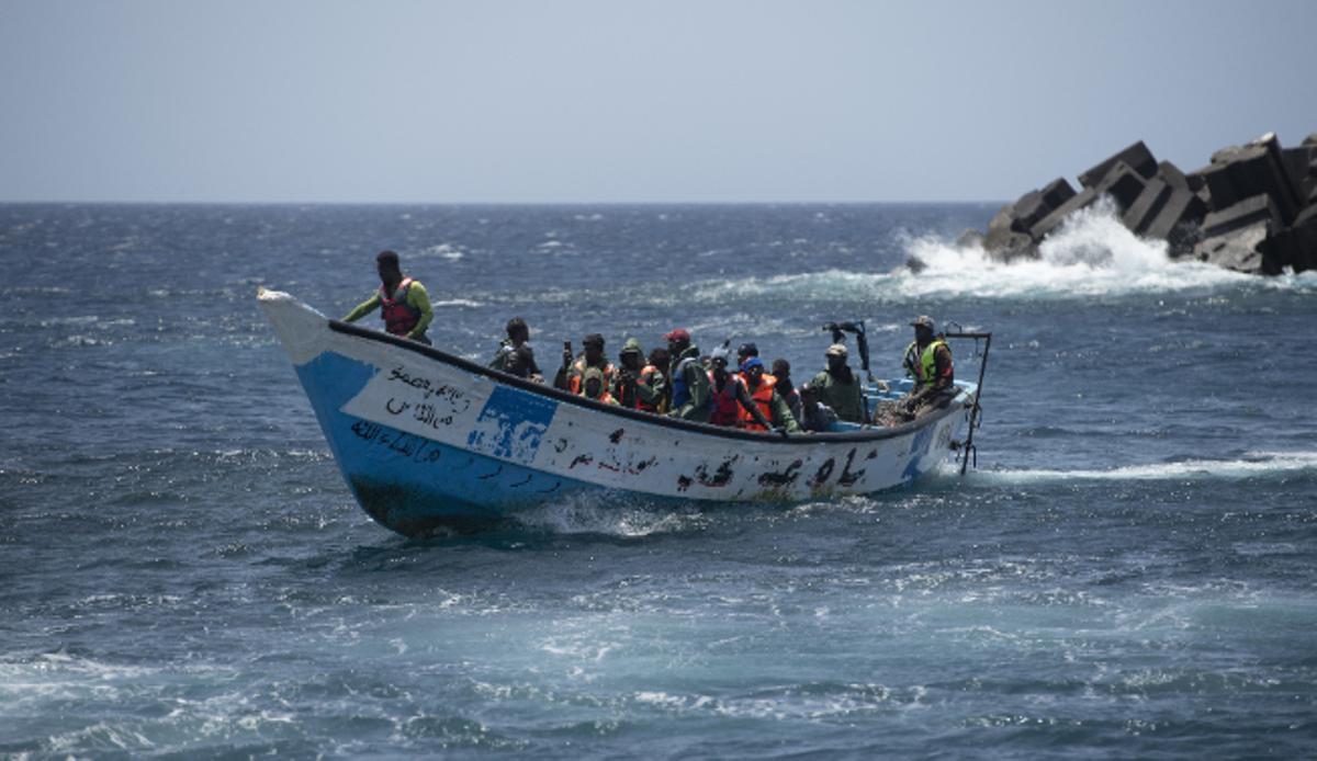 Un cayuco en las proximidades del puerto herreño de La Restinga.