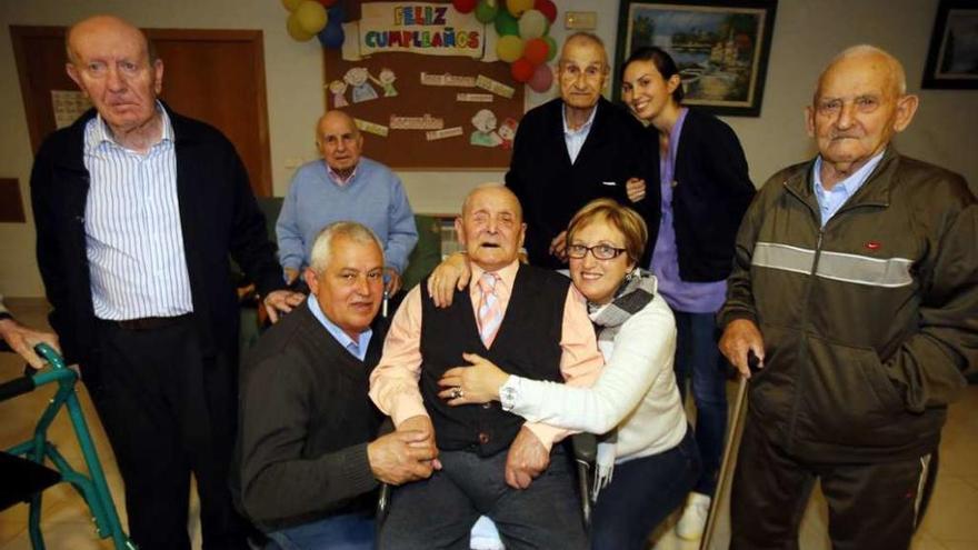 José Canosa, con su hijo Manuel y su nuera y otros residentes en la Residencia de Santa Marta. // M.G.B.