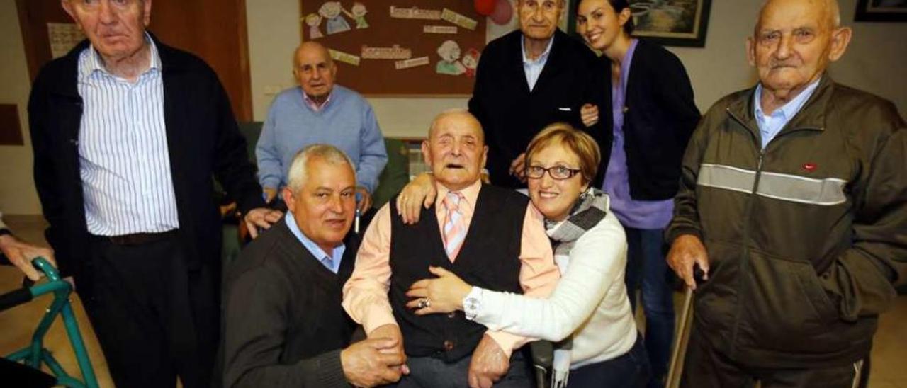 José Canosa, con su hijo Manuel y su nuera y otros residentes en la Residencia de Santa Marta. // M.G.B.