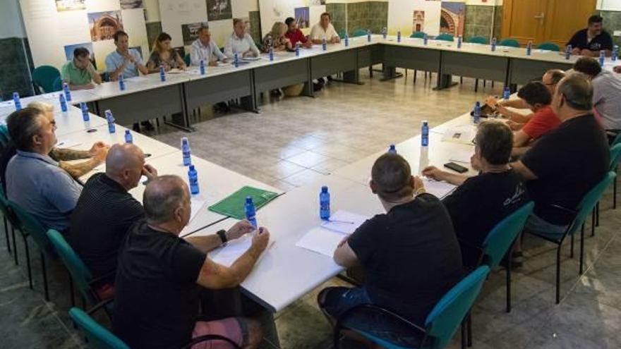 Un momento de la reunión de la mesa negociadora, ayer en el sede de Ascer.