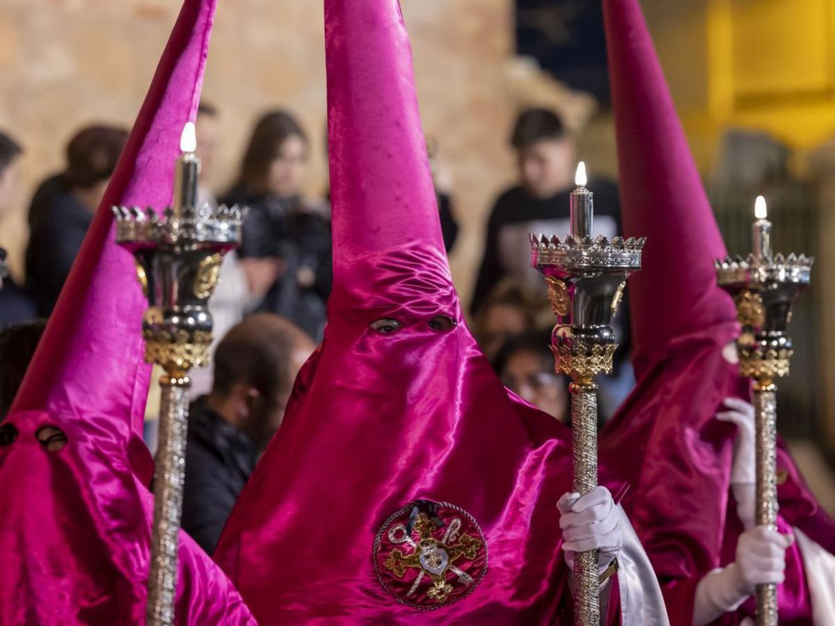 Uno de los pasos más llamativos de la Semana Santa de Torrevieja es el de Nuestro Padre Jesús.  A la izquierda costaleras de La Samaritana de la Cofradía de la Convocatoria.