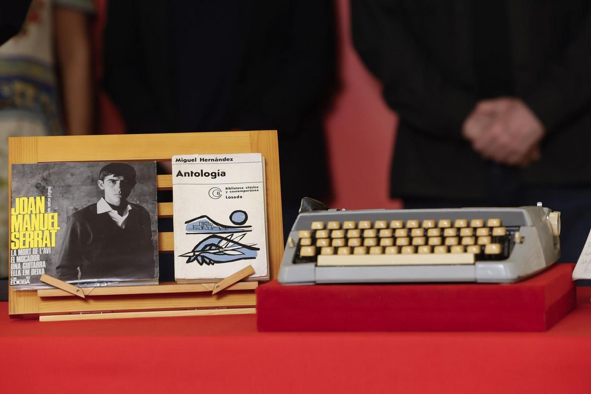 Tres de los objetos que Serrat ha entregado al Instituto Cervantes.