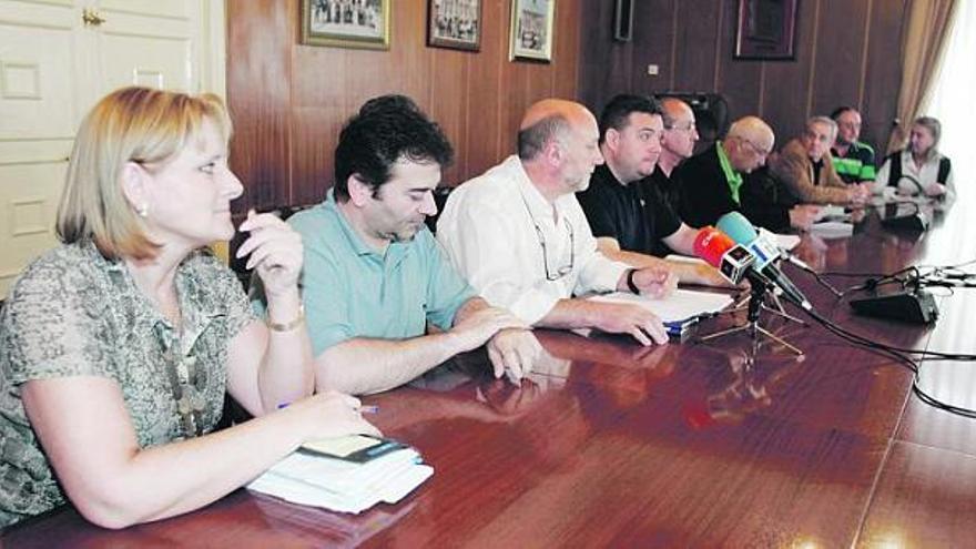 Los miembros de la junta directiva de Partido Popular de Mieres, ayer, durante la rueda de prensa.