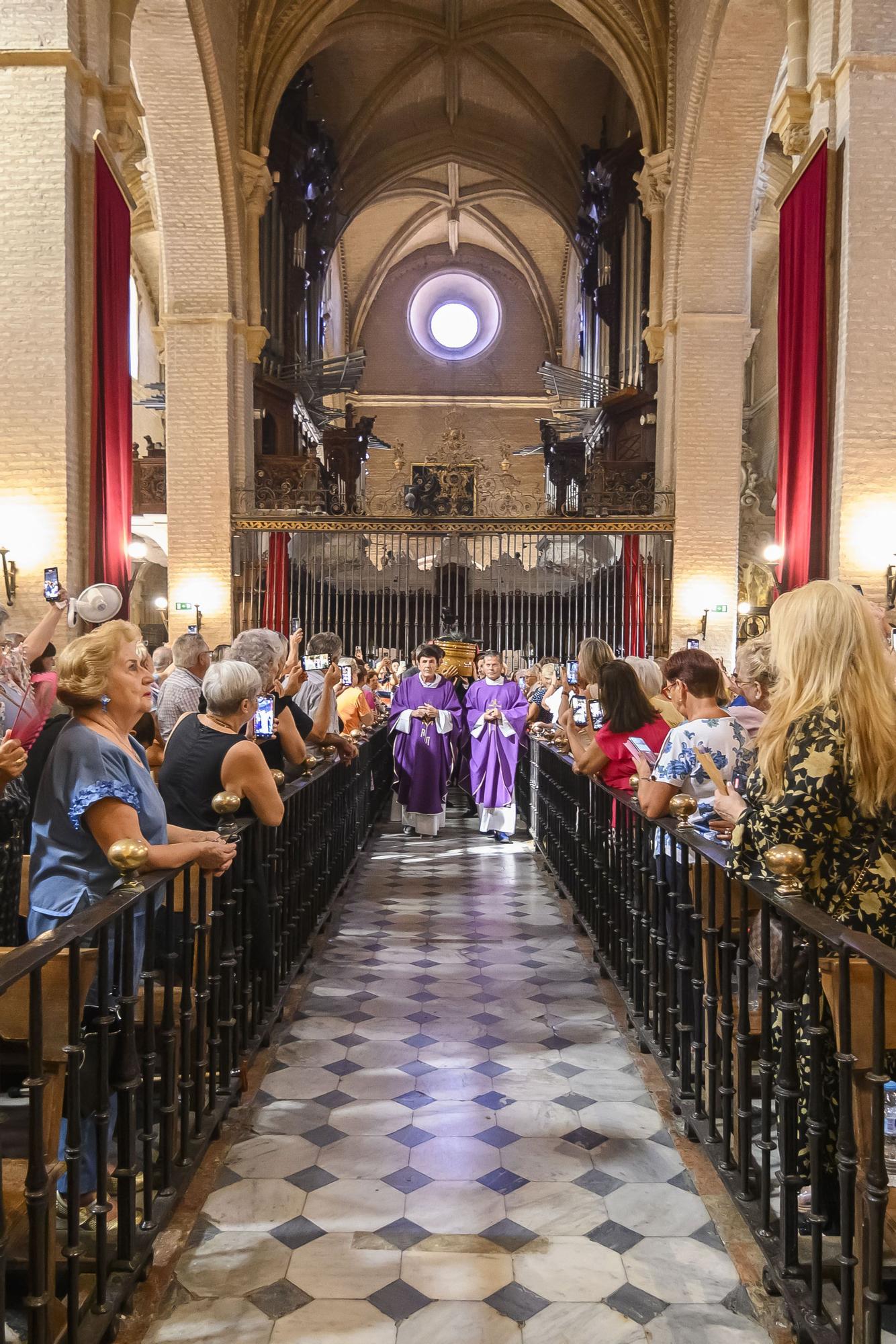 El féretro de María Jiménez es transportado en un coche de caballos a la iglesia de Santa Ana de Triana, donde se celebrará una misa