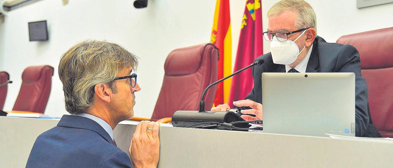 El consejero de Hacienda, charlando con el presidente de la Asamblea.