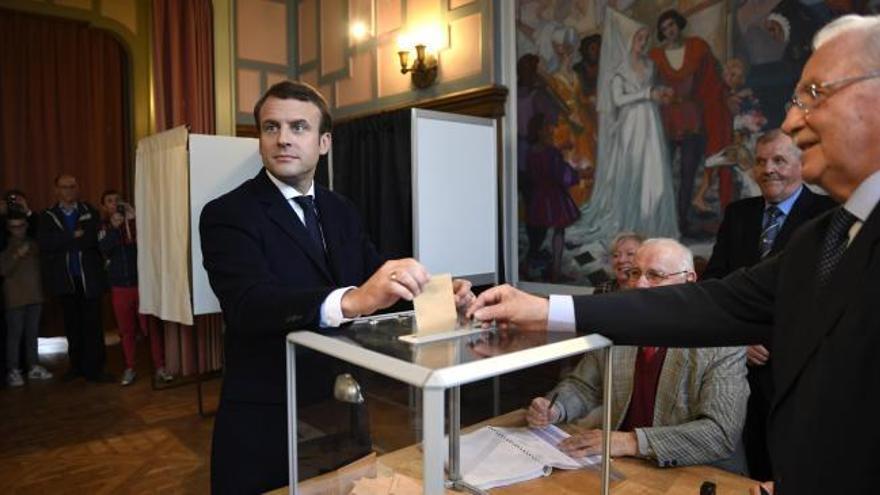Macron acude a votar ante una gran expectación