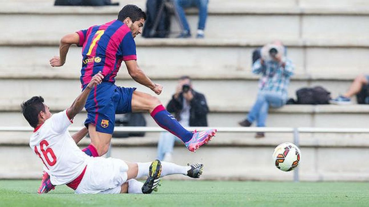 Suárez remata a porta en el partit amistós que va jugar amb el Barça B davant la selecció sub-19 d’Indonèsia. 