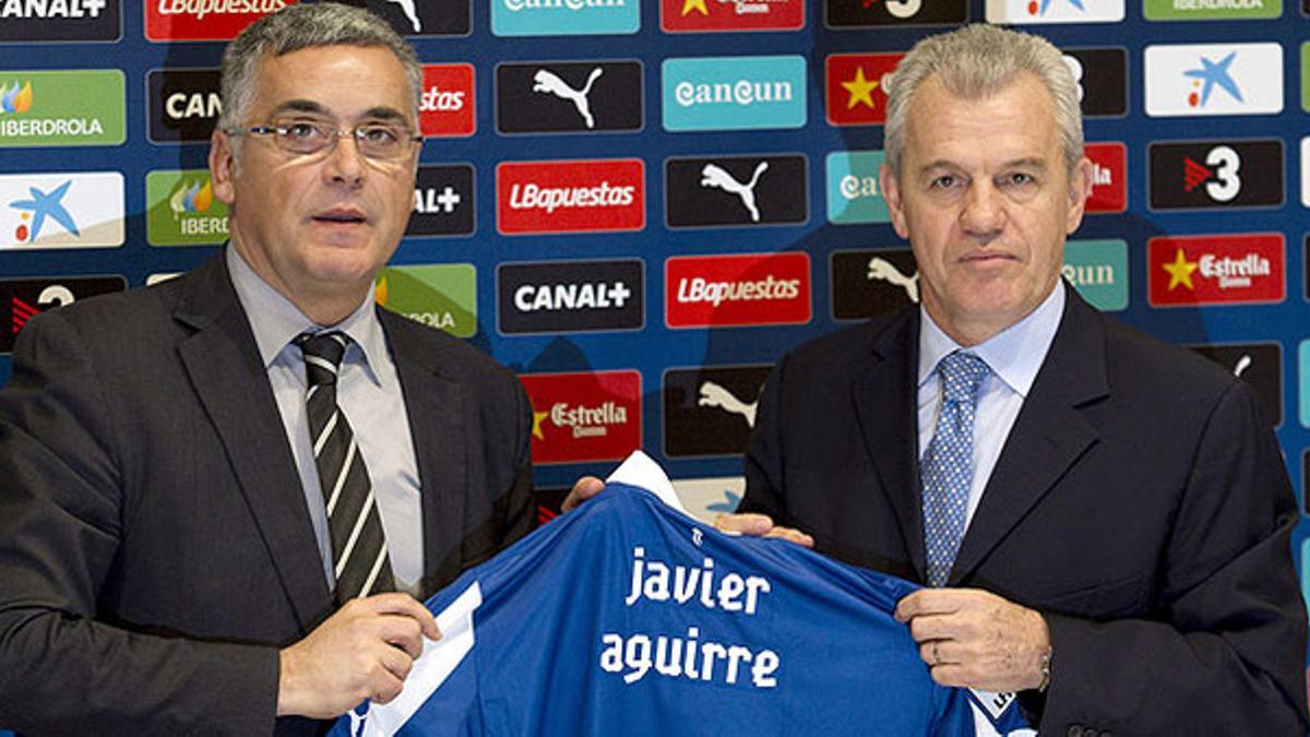 El presidente del Espanyol, Joan Collet (izquierda), y el entrenador Javier Aguirre, durante la rueda de prensa de presentación