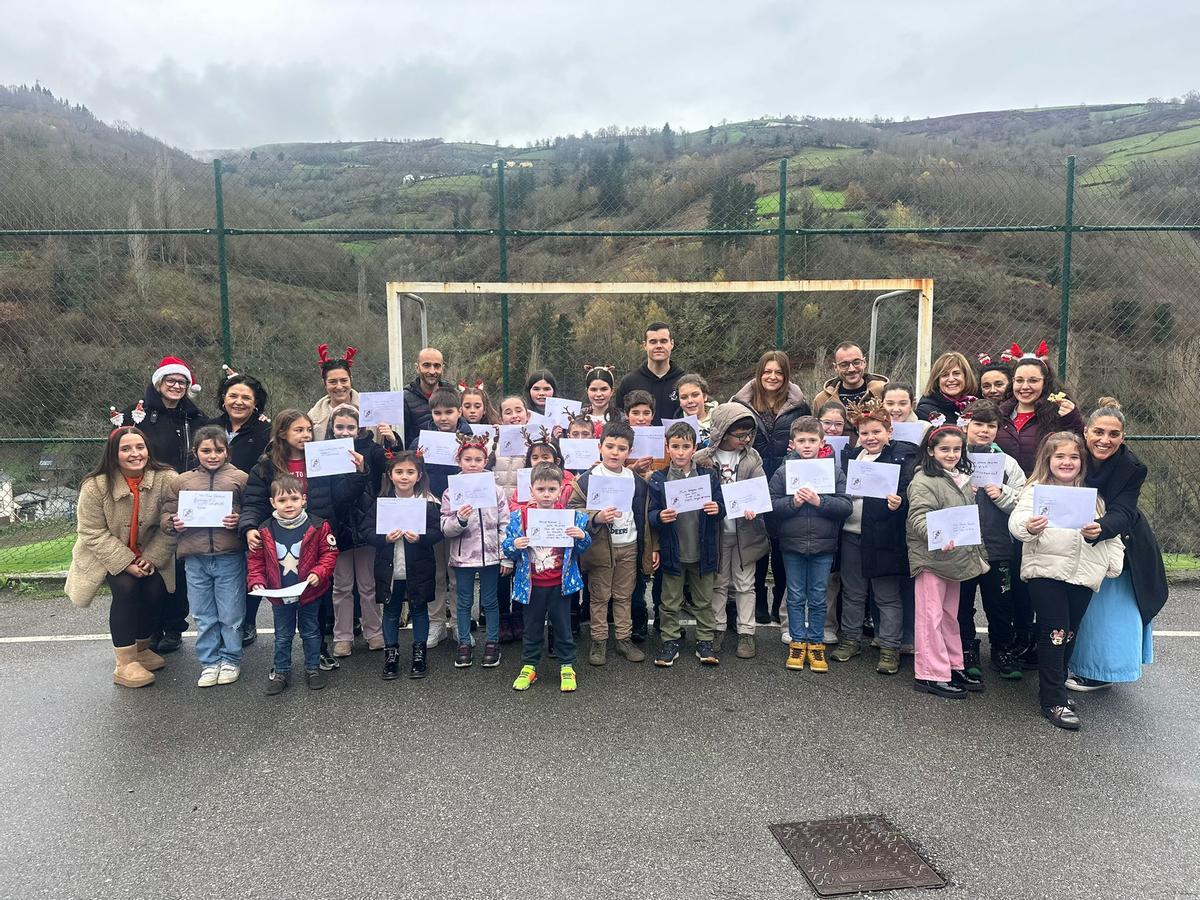 Los escolares del CRA Río Cibea con sus postales.