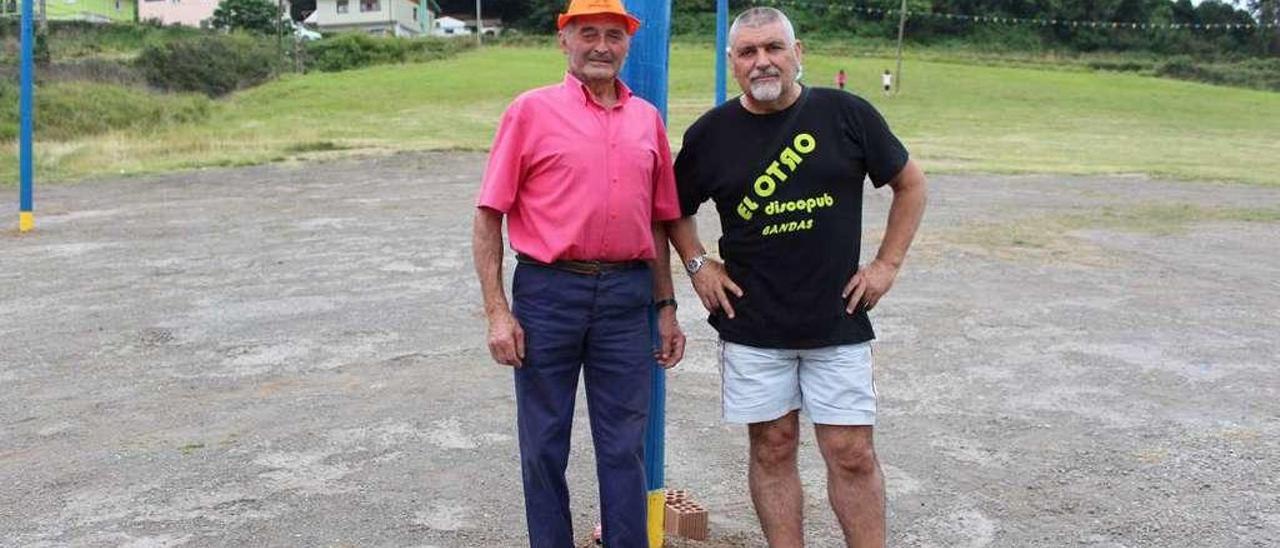 Antonio Bueno, &quot;Papi&quot;, y Pedro Caballero, ayer, en el recinto festivo de Perlora.