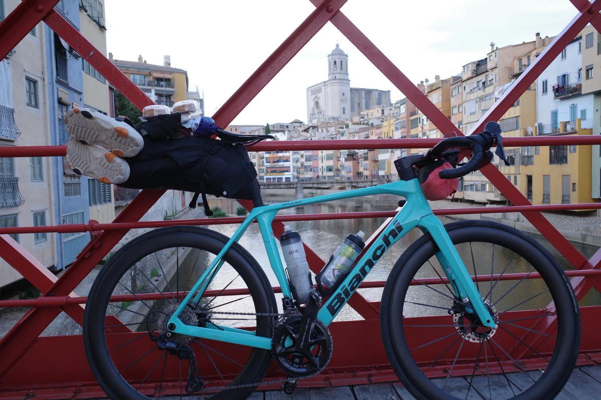 Imagen de la bicicleta de Enrique Cortés durante una parada en Girona