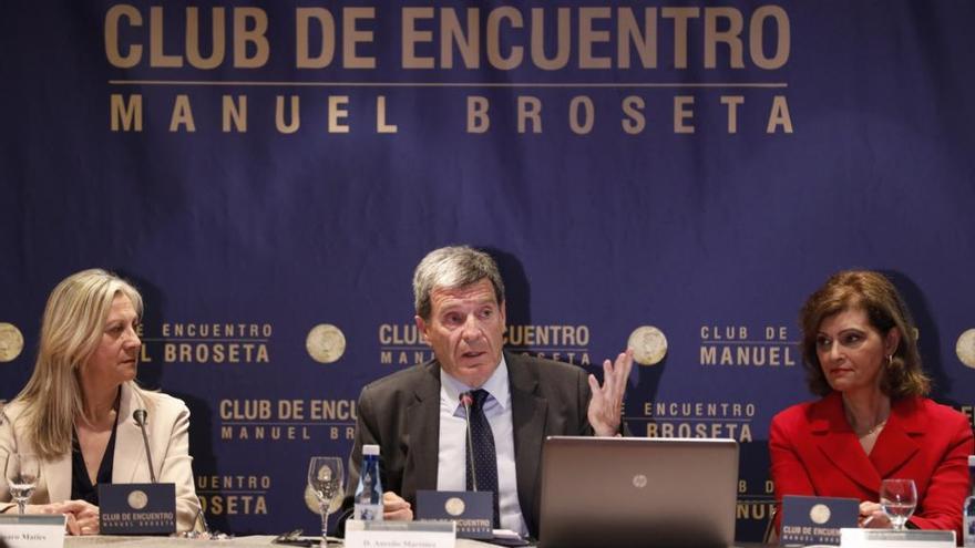 Aurelio Martínez, en el medio, durante su intervención anoche en el Club de Encuentro Manuel Broseta.