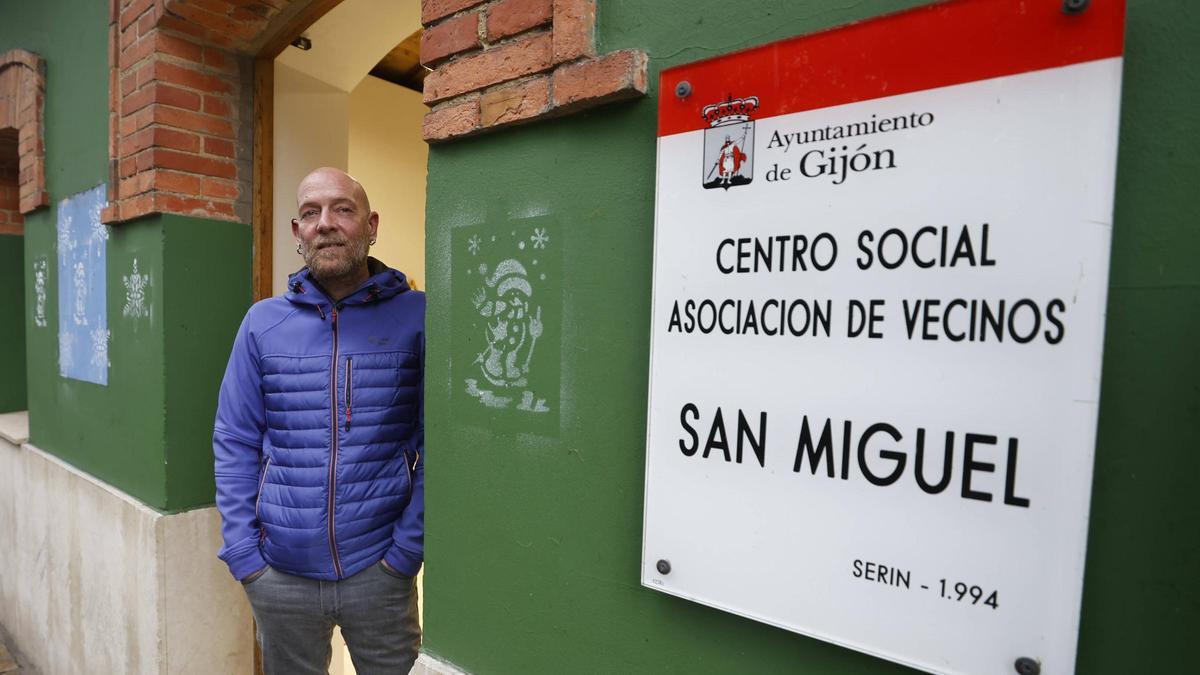 José Luis Fernández, ayer por la mañana, en  la entrada de la sede de la asociación vecinal "San Migue" de Serín.