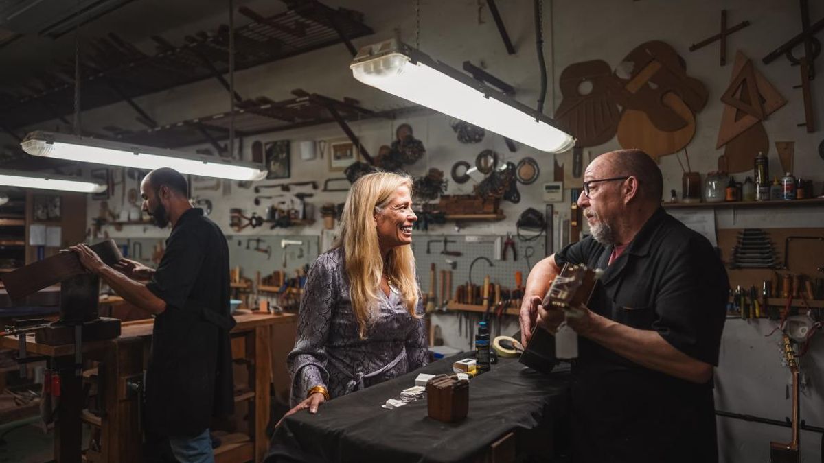 lA consejera de Economía, Hacienda y Empleo, Rocío Albert, durante su visita al taller de Guitarras Ramírez en el madrileño distrito de Tetuán.