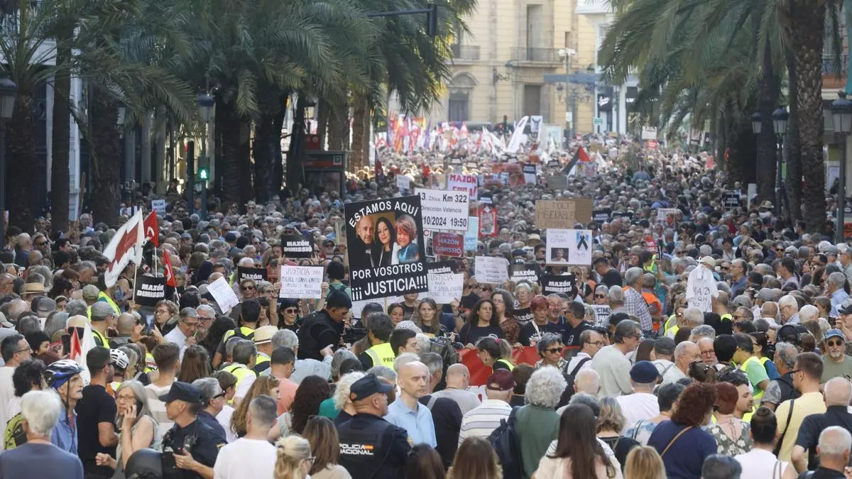 Una multitudinaria marcha cargada de emoción pide la dimisión de Mazón siete meses tras la dana